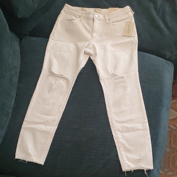 NWT Women's White Distressed Cropped Jeans - Picture 6 of 6